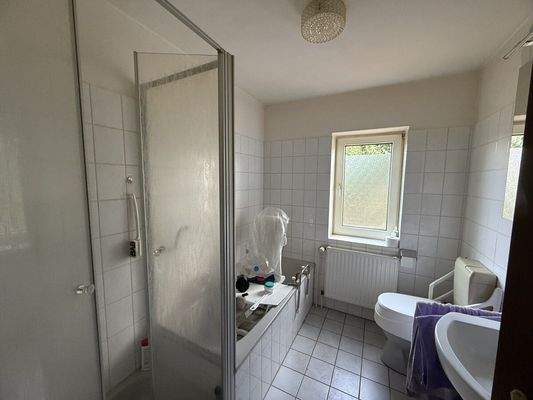 türhoch gefliestes Badezimmer mit Badewanne, sep. 