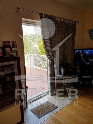 Von der großen sonnigen Terrasse haben Sie den herrlichen Blick auf das nahe Meer.