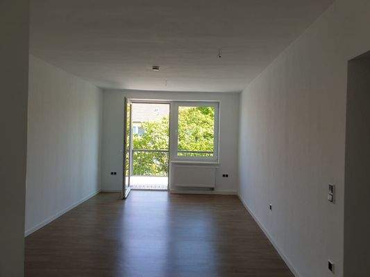 Wohnzimmer mit Zugang zum Balkon