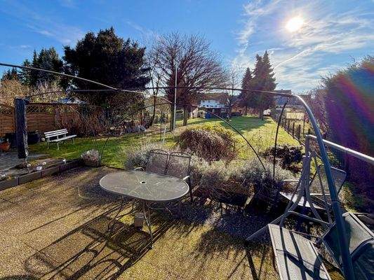 Terrasse mit Blick zum großen Garten