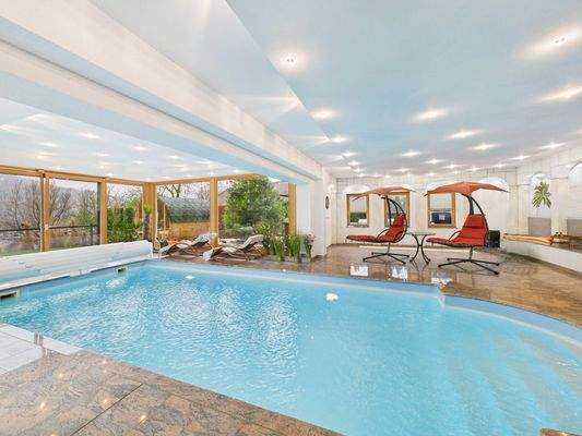 Wellnessbereich mit Poollandschaft