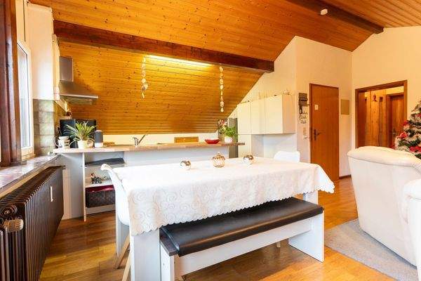 Vorne der Essbereich, dahinter die Küche