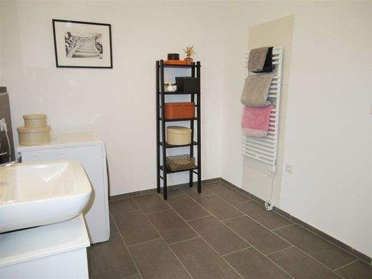 Bad mit Fenster / Top Sanitär