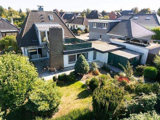 Rückseite Wohnhaus mit Garten und Garage