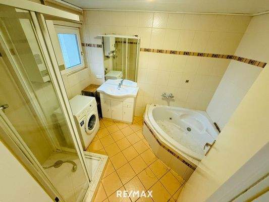 OG Bad mit Wanne & Dusche