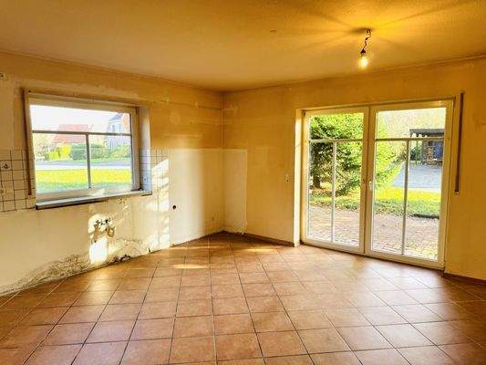 Küche mit Zugang auf die Terrasse 