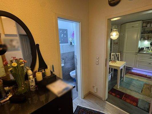 Blick aus dem Eingangsflur zu Gäste-WC und Küche