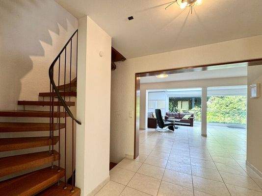 Flur mit Blick in Wohnbereich