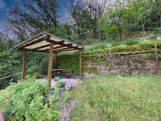 Sitzecke hinter dem Haus