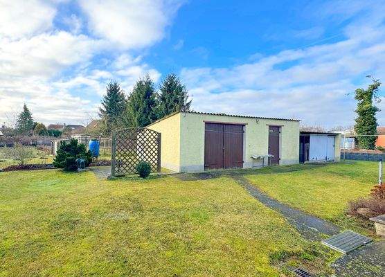 ...eine 2. Garage mit Abstellraum gegenüber