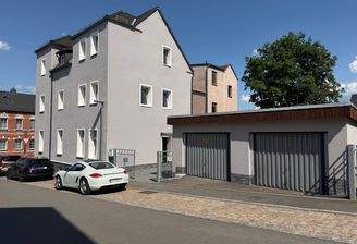 Hausansicht mit Doppelgarage