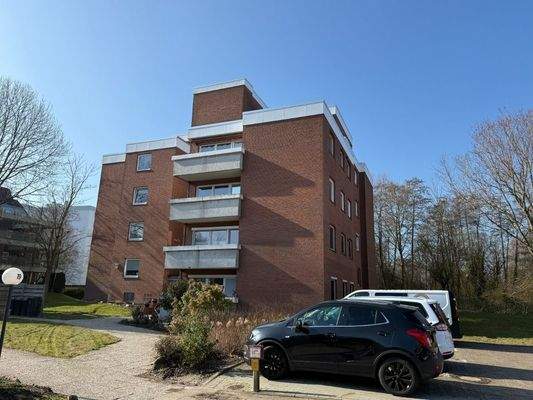 Hausansicht mit Stellplätzen