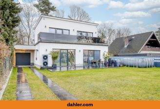 Außenansicht mit Gartenfläche