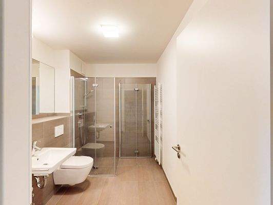 Badezimmer mit Dusche (Musterwohnung)