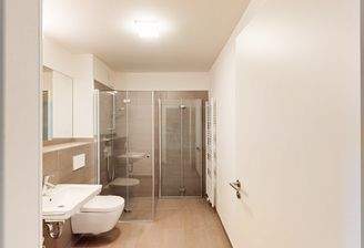 Badezimmer mit Dusche (Musterwohnung)