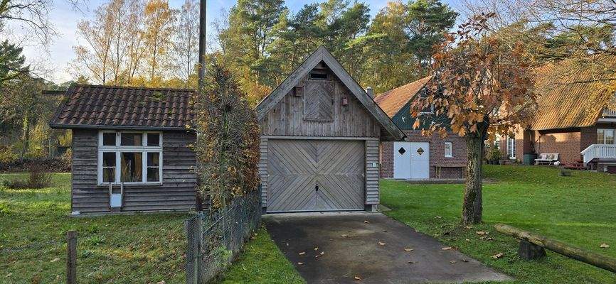 Garage mit Schuppen