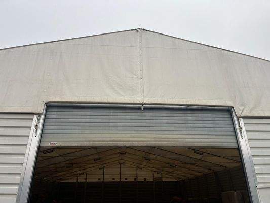 Eingangsbereich der Halle ALUFLEX mit Rolltor