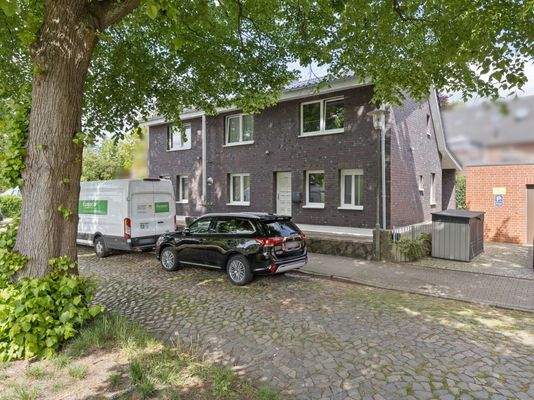 Hausansicht - Zufahrt