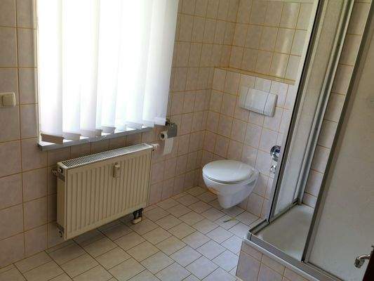 Bad mit Dusche und WC