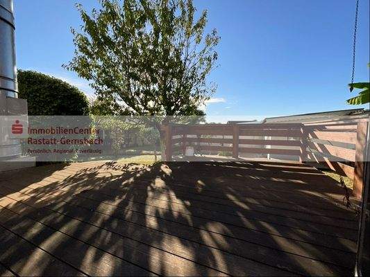 großzügige Holz-Terrasse