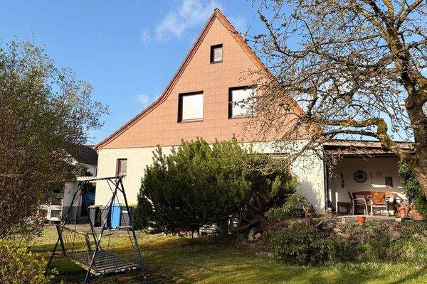 Hausansicht mit Terrasse