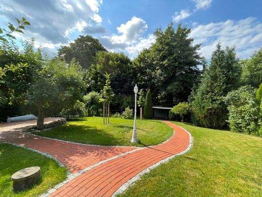 Gartenwege zum Grundstücksende