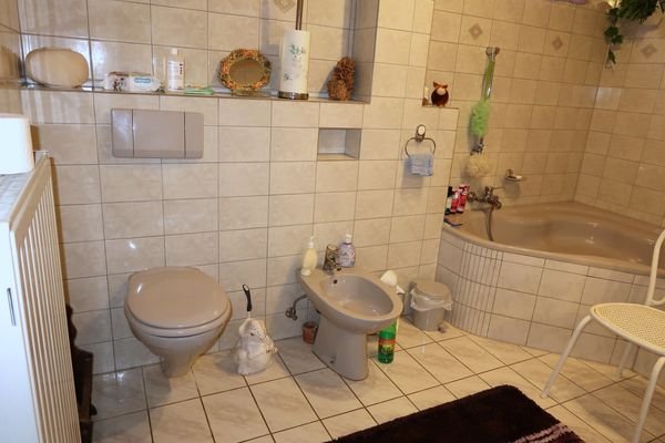 Bad mit Badewanne, Dusche, Bidet und WC