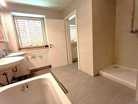 03a Bad mit Wanne + Walk in Dusche