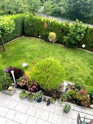 Blick in den Garten vom Balkon