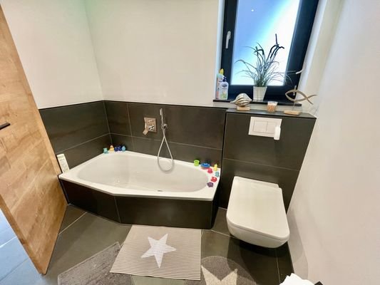 Kinderbad im Erdgeschoss (2)