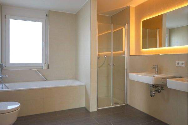 Badzimmer mit Badewanne, Dusche, Fenster mit Mischglas 10 m²
