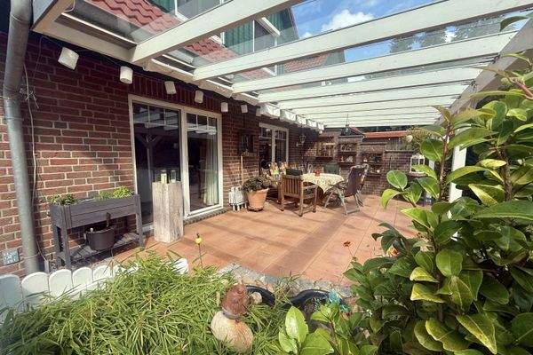 große überdachte Terrasse