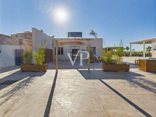 ingresso pescgheria con scala per accesso alla parte superiore " bar fronte strada