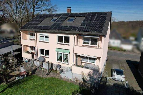 Rückansicht mit PV-Anlage