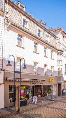 Vorderansicht mit neuem Laden im EG