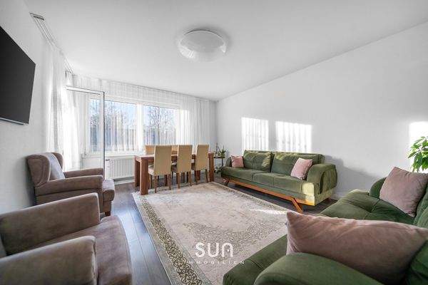 GROSSZUEGIGER WOHN- UND ESSBEREICH