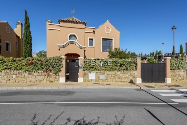 Golf Villas with Sea Views in Tranquil Area in Estepona