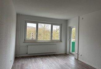 Wohnzimmer mit Balkonzugang