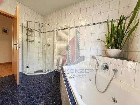 und Dusche samt Badheizkörper