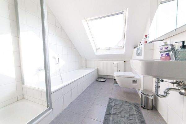 TGL-Bad mit Wanne u Dusche