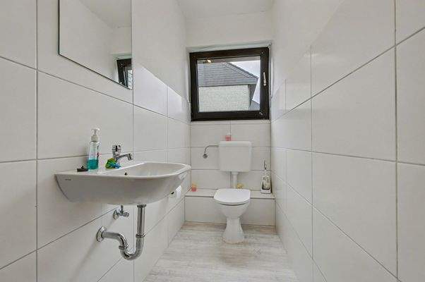 Separates 3,43 m² großes Gäste-WC mit Fenster