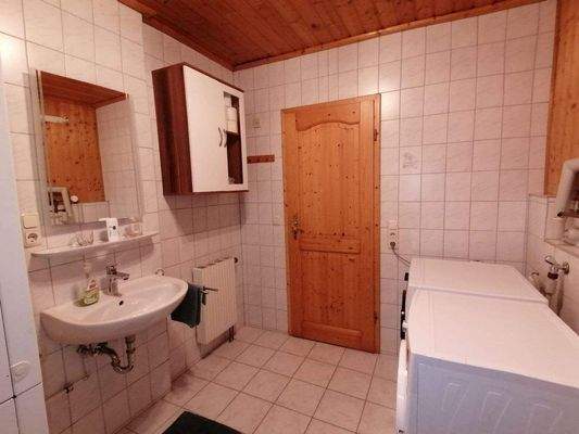 Toilette mit Waschmaschinenanschluss.jpg