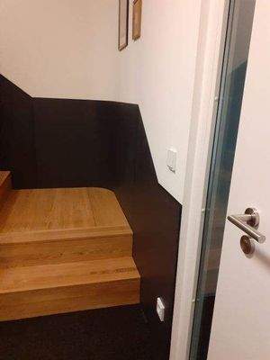 Eingangstür und Treppe zum Obergeschoss