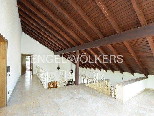 Vom Arbeitsplatz gehts hinunter ins Wohnzimmer