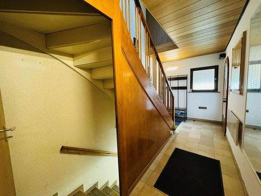 Hausflur mit Treppe zum Keller