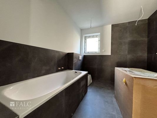 Badezimmer mit Dusche + Wanne