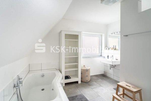 130851 Badezimmer Dachgeschoss