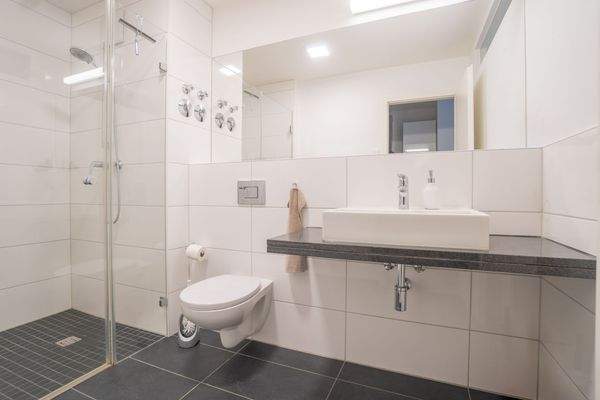 Bad mit großer ebenerdiger Dusche