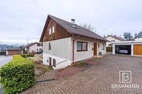 Außenansicht Front mit Sicht auf den Eingang der UG Wohnung