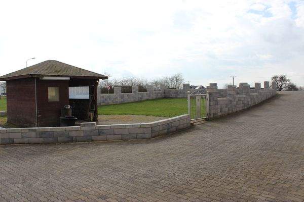 Hof mit Gartenhaus und Rasenfläche.JPG